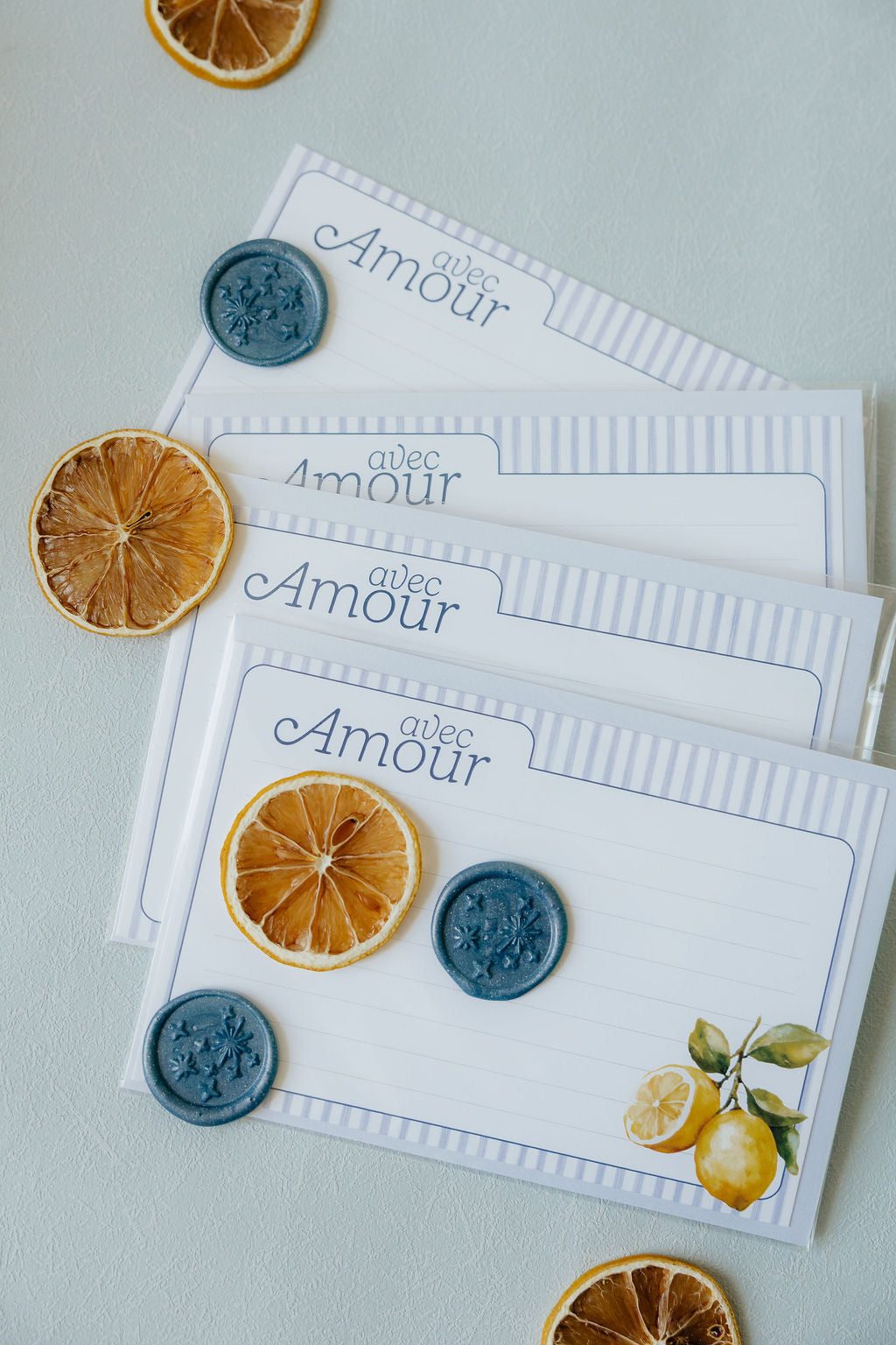 Set of cards with 'Avec Amour' text and decorative elements on a light background